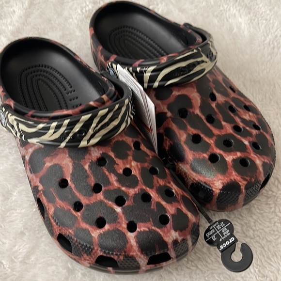 (NWT) Crocs Classic Unisex Animal Remix Clogs Black Multi Animal, Size: W7, M5 - Picture 17 of 17